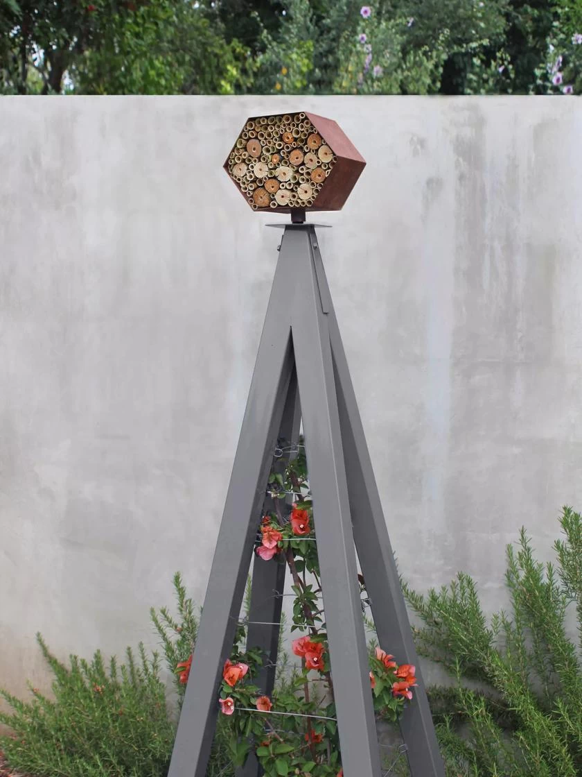 Bee Bungalow + Akoris Garden Tuteur Sr. 2 Bee Bungalow + Akoris Garden Tuteur Sr. - Image 2