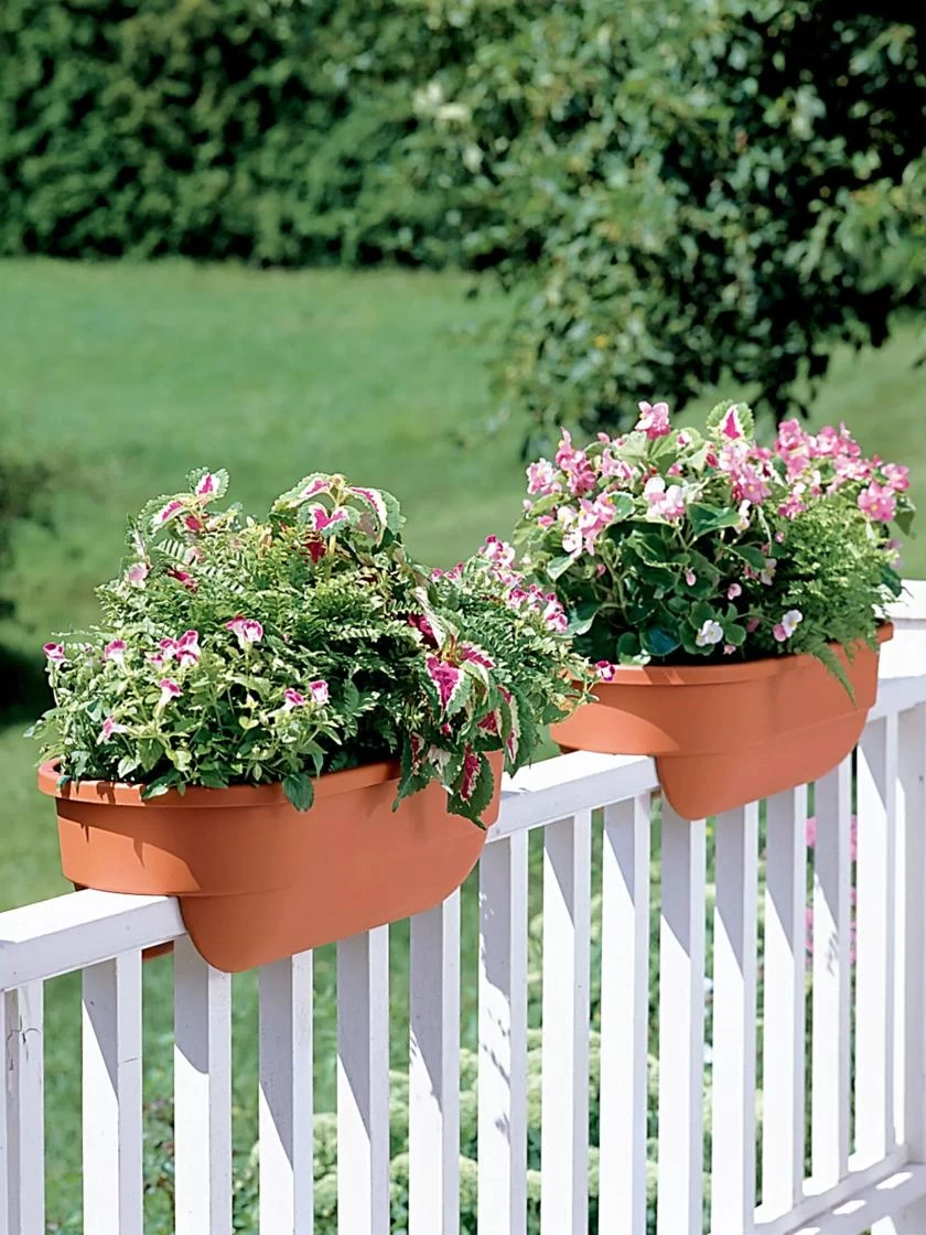 2' X 4' Railing Planter, 25" 1 2' X 4' Railing Planter, 25"